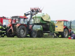 Rolnik wciągnięty w prasę do siana
