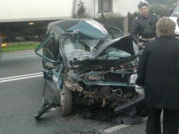 Zasnął i uderzył w zaparkowane auto