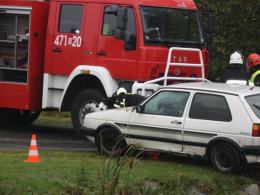 35-latek wpadł autem do stawu