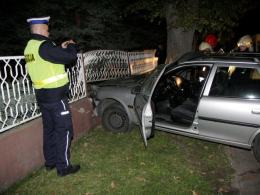 Pijany kierowca staranował ogrodzenie
