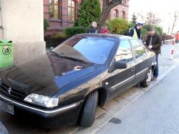 Ksiądz potrącony na przejściu