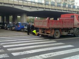 Ciężarówka potrąciła pieszą na przejściu