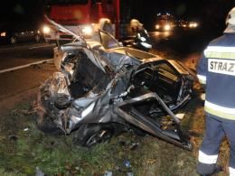 Czołowe zderzenie citroena z ciężarówką