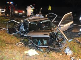 Czołowe zderzenie citroena z ciężarówką
