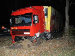 Czołowe zderzenie citroena z ciężarówką