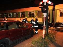 Wjechał samochodem w pociąg
