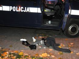 Uciekał przed policją i wyrzucał narkotyki