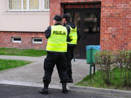 Kobieta wzywała pomocy, policjanci wyważyli drzwi