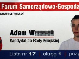 Zaraz po ocuceniu się, młody polityk wręczał policjantom i medykom swoje wizytówki.