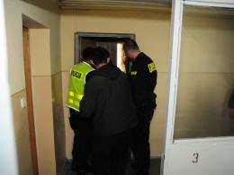 Kobieta wzywała pomocy, policjanci wyważyli drzwi