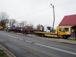 Ciężarówka wjechała w cmentarz w Zawadzie