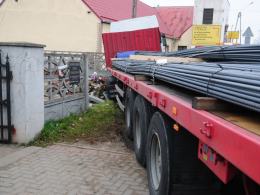 Ciężarówka wjechała w cmentarz w Zawadzie