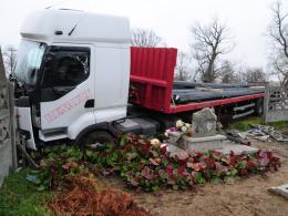 Ciężarówka wjechała w cmentarz w Zawadzie