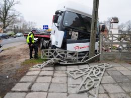 Ciężarówka wjechała w cmentarz w Zawadzie