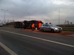 Cysterna przewróciła się na autostradzie