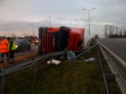 Cysterna przewróciła się na autostradzie