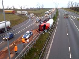 Cysterna przewróciła się na autostradzie