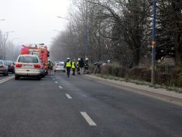 Samochód rozbił się na drzewie