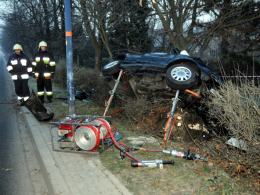 Samochód rozbił się na drzewie
