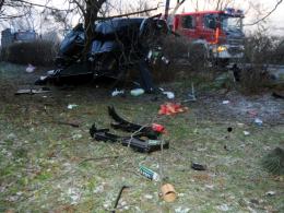 Samochód rozbił się na drzewie