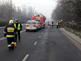 Samochód rozbił się na drzewie