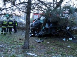 Samochód rozbił się na drzewie