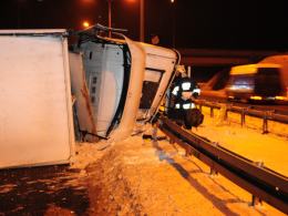 Przewrócona ciężarówka blokowała autostradę