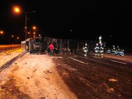 Przewrócona ciężarówka blokowała autostradę