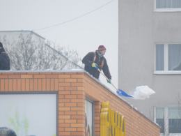 Zalegający śnieg i lód może być niebezpieczny