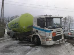 Cysterna zsunęła się z drogi