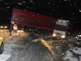 Samochód ciężarowy wypadł z drogi
