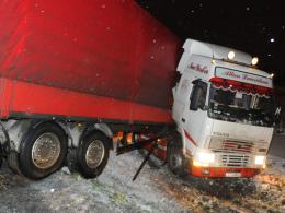 Samochód ciężarowy wypadł z drogi