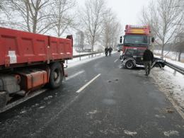 Kobieta wyjechała pod ciężarówkę