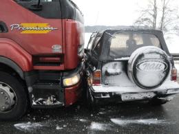 Kobieta wyjechała pod ciężarówkę