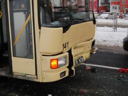 Autobus najechał na pojazd do nauki jazdy
