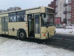 Autobus najechał na pojazd do nauki jazdy