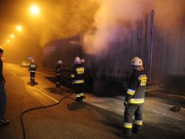 Pożar naczepy ciężarówki, kierowca ranny