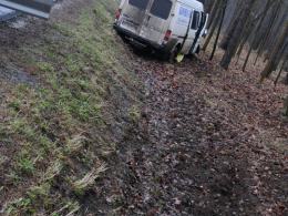 Bus uderzył w drzewo, dwie osoby ranne