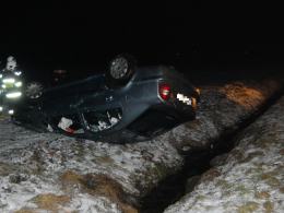 Dachował kierowca na podwójnym gazie