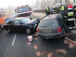 Dwuletnie dziecko ranne w czołowym zderzeniu