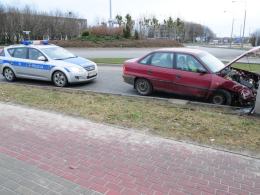 Nieostrożny kierowca wylądował na latarni