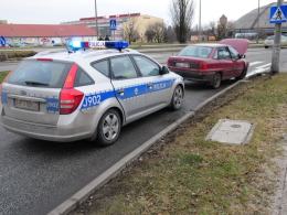 Nieostrożny kierowca wylądował na latarni