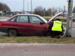 Nieostrożny kierowca wylądował na latarni