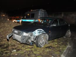 Audi staranowało ogrodzenie jednostki wojskowej