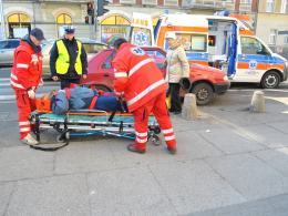 Rozpędzony samochód potrącił pieszego na chodniku