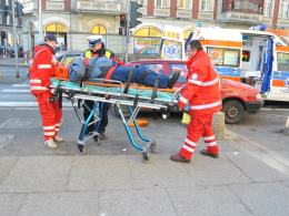 Rozpędzony samochód potrącił pieszego na chodniku