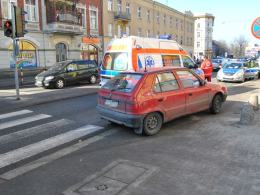 Rozpędzony samochód potrącił pieszego na chodniku
