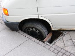 Nietypowy finał parkowania busa
