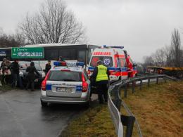 Autobus najechał na tył samochodu osobowego