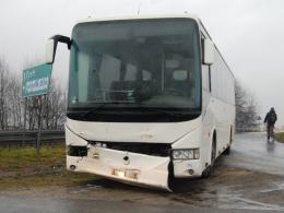 Autobus najechał na tył samochodu osobowego